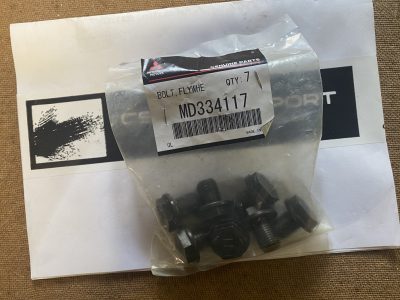 MD334117 Vis M12x15.2 volant moteur E4-9