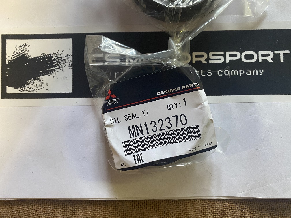 MN132370 Joint spi sortie cardan roue AVD E8 9, sortie cardan roue AVG E10