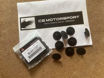 MU481187 Clip isolant intérieur capot E4-9