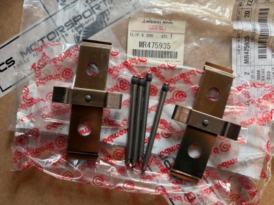 MR475935 Kit fixation plaquettes étrier frein avant Brembo 4 pistons E6-9