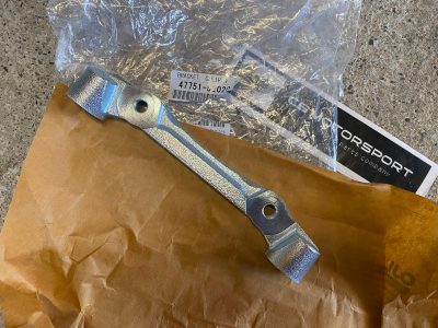 47751-52020 Cale entretoise étrier frein avant, terre/glace 15-16" GR Yaris (47751 47752)