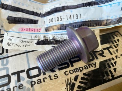 90105-14197 Vis bras longitudinal arrière / porte moyeu arrière GR Yaris